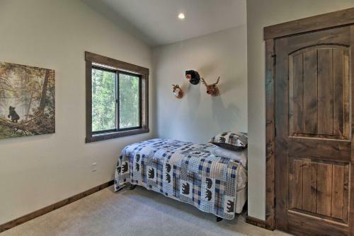 Spacious Pinetop Cabin With Deck, Grill And Yard!
