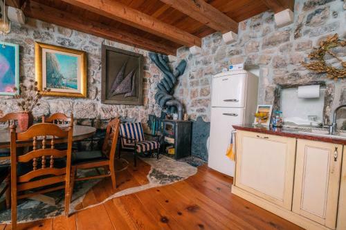 Authentic Boka House With Artistic Soul