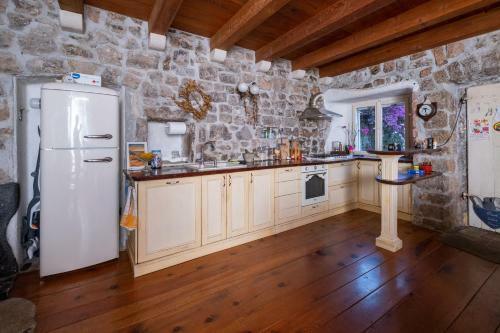 Authentic Boka House With Artistic Soul