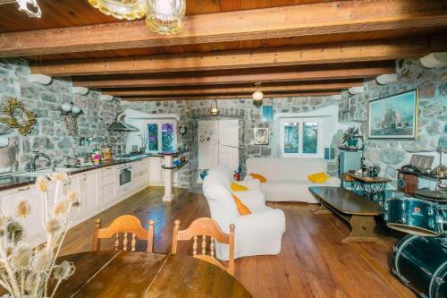 Authentic Boka House With Artistic Soul