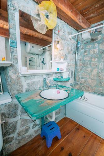 Authentic Boka House With Artistic Soul