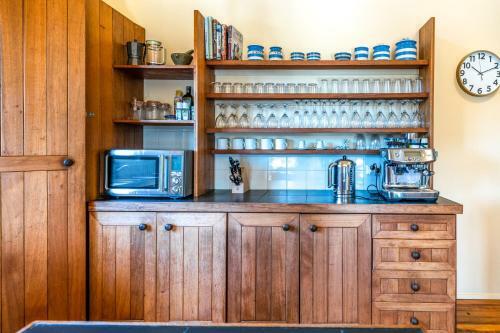 Okahu House - Surfdale Holiday Home