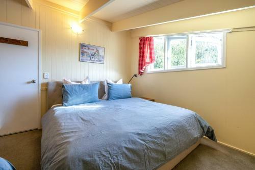 Okahu House - Surfdale Holiday Home