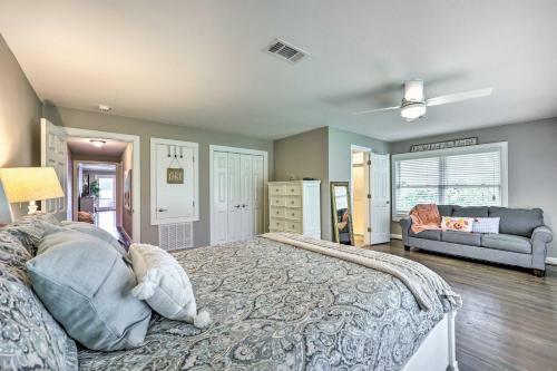 Exquisite Waterfront Escape On Lake Hamilton!