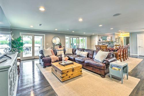 Exquisite Waterfront Escape On Lake Hamilton!