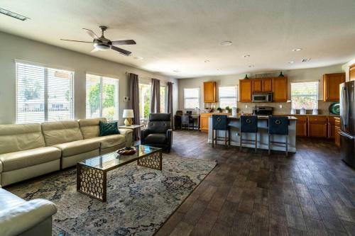 Beautiful Desert Home With Pool And Jacuzzi - Golf