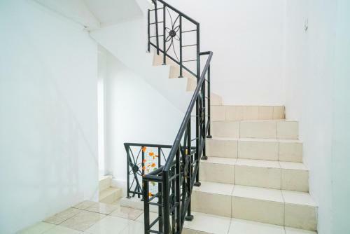 Hotel Reddoorz @ Aralia Harapan Indah