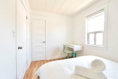 Bright 3br Townhouse In York W Private Deck & Parking
