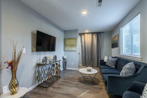 @ Marbella Lane - Cozy Home With Modern Touch