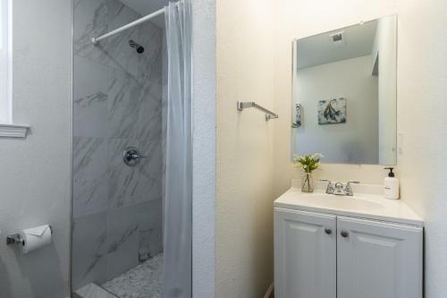 @ Marbella Lane - Cozy Home With Modern Touch