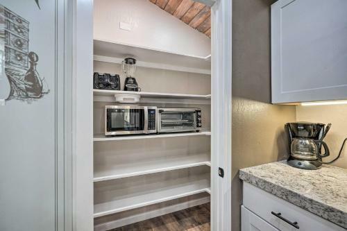 Spacious Golf Course Cabin With Pond Fishing!