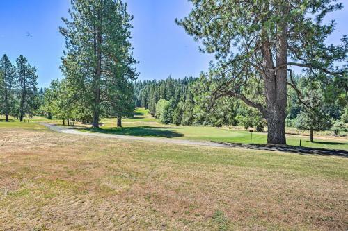 Spacious Golf Course Cabin With Pond Fishing!