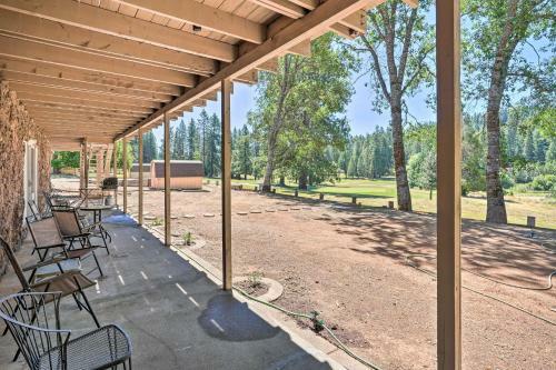 Spacious Golf Course Cabin With Pond Fishing!