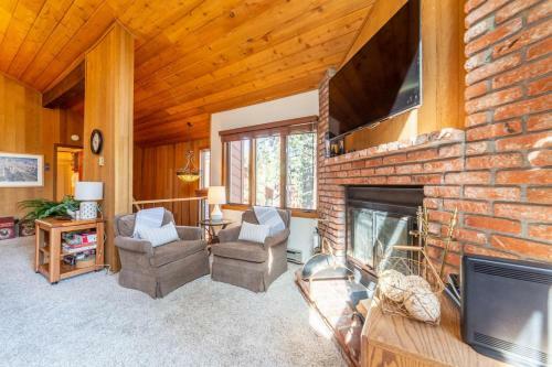 #562- Mountain Views, Steps To Shuttle And Golf Course, 3br 3ba Condo