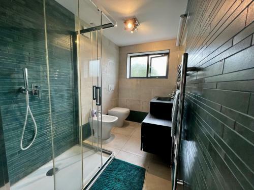Spacious 4 Bedroom House With Parking