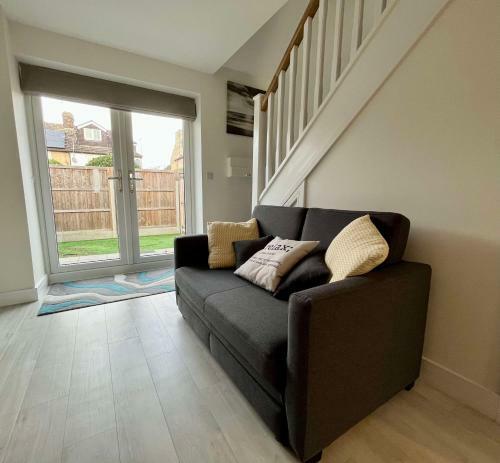 Modern And Bright 1 Bedroom House