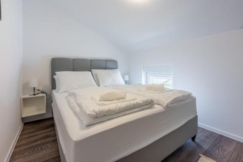 Luxury Apartments Lovorka 3 & 4***/****
