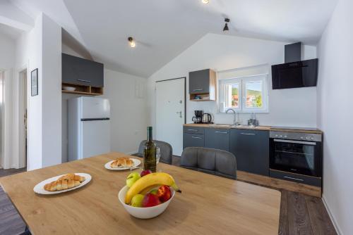 Luxury Apartments Lovorka 3 & 4***/****