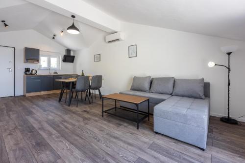 Luxury Apartments Lovorka 3 & 4***/****