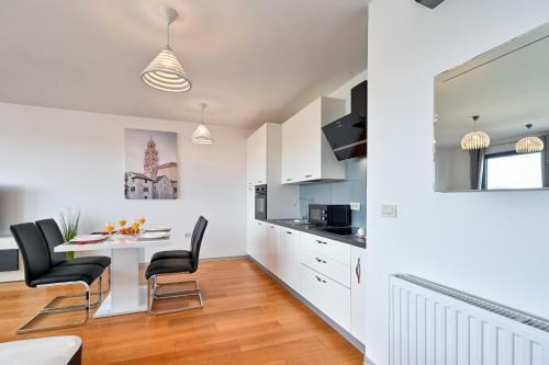 Spacious Apartment In Vara?din