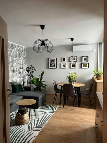 Riverside Jungle Green Apartment