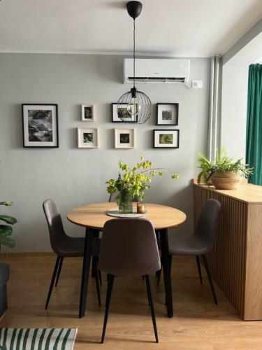 Riverside Jungle Green Apartment