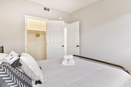@ Marbella Lane - 3br Stunning Home Pool Table