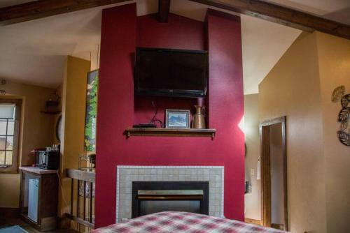 1 Bedroom Lovers Suite With Fireplace Dogs Ok