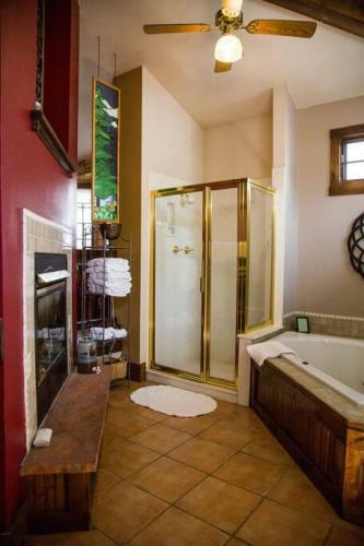 1 Bedroom Lovers Suite With Fireplace Dogs Ok
