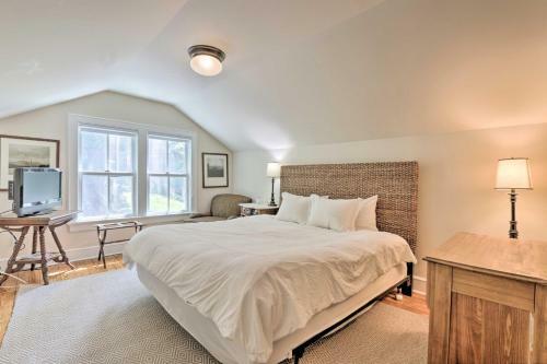 25-acre Luxury Lakefront Home With Deck And Fire Pit!