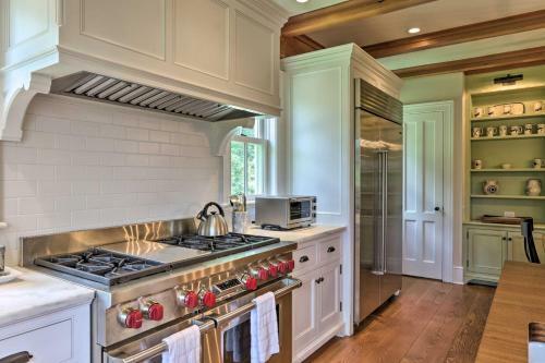 25-acre Luxury Lakefront Home With Deck And Fire Pit!