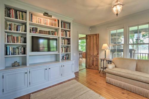 25-acre Luxury Lakefront Home With Deck And Fire Pit!