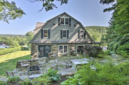 25-acre Luxury Lakefront Home With Deck And Fire Pit!