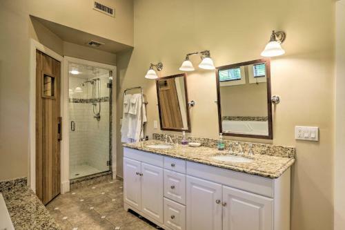 Magnificent Waterfront Gem Fire Pit And Sauna!