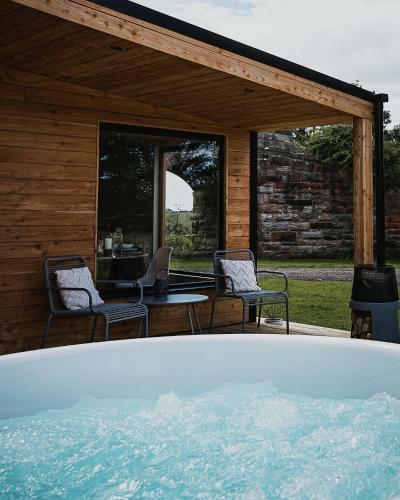 Villa Off The Track Getaway, Luxury Lodge