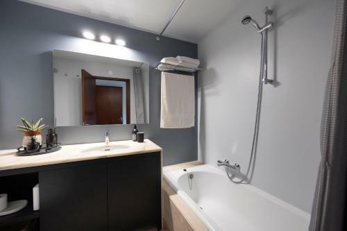 Sublime Apartment Next To The Sea