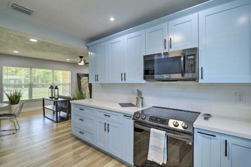 Beach House With Outdoor Kitchen, Walk To Coast