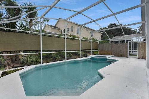 Comfy 4 Bedroom Home With Pool On Golf Course Near Disney World