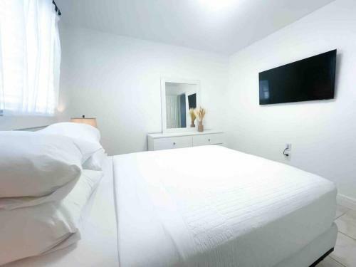 Bright 3/2 Home W/wifi 5min To Hard Rock Stadium?