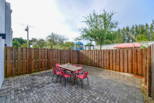 Amazing Townhouse 15 Minutes From The Beach