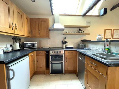 Pass The Keys Beautiful 2br Converted Mill - Idyllic Location