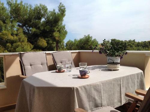 Holiday Sea View Apartment With Garden And Shared Pool