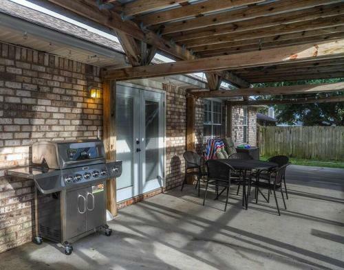 Pool House, Short Drive To Beach, Grill, Smart Tv