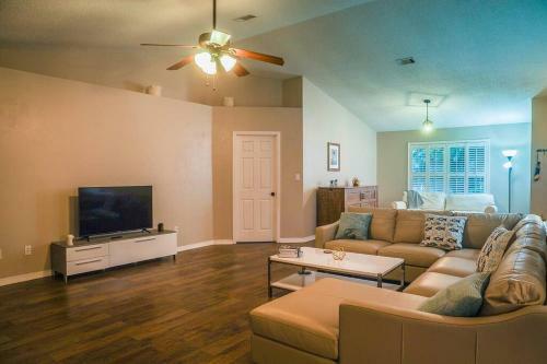 Pool House, Short Drive To Beach, Grill, Smart Tv