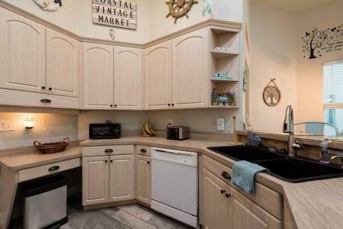 Spacious Home W/ Heated Pool, Game & Bunk Room!