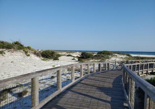 Paradise Found Steps From Pool And Private Beach Access! 6 Bikes 6 Seat Golf Cart!