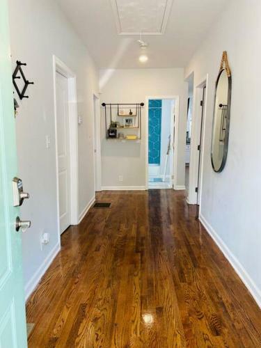 Cheerful 3bd/2ba Home W/parking, 20 Mins To Dwtn