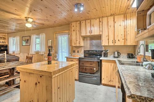 Dog-friendly Trinity Oaks Escape With Hot Tub