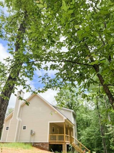 New Riverfront 3 Bedroom Cabin Near Jackson Lake