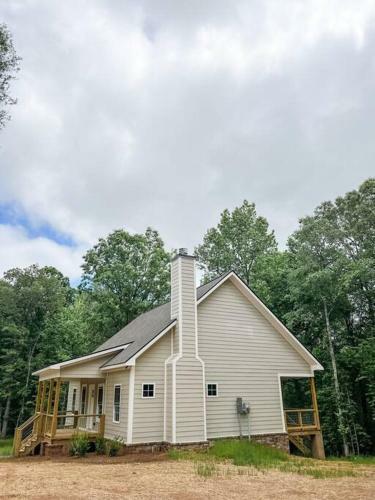 New Riverfront 3 Bedroom Cabin Near Jackson Lake